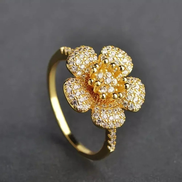 VQ Three-tone Jewelry Set - Picture 6 of 8